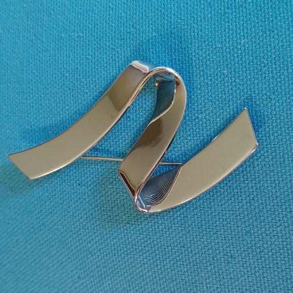 Vintage signed Monet Silver Tone Ribbon, Zig Zag Brooch - Picture 3 of 10